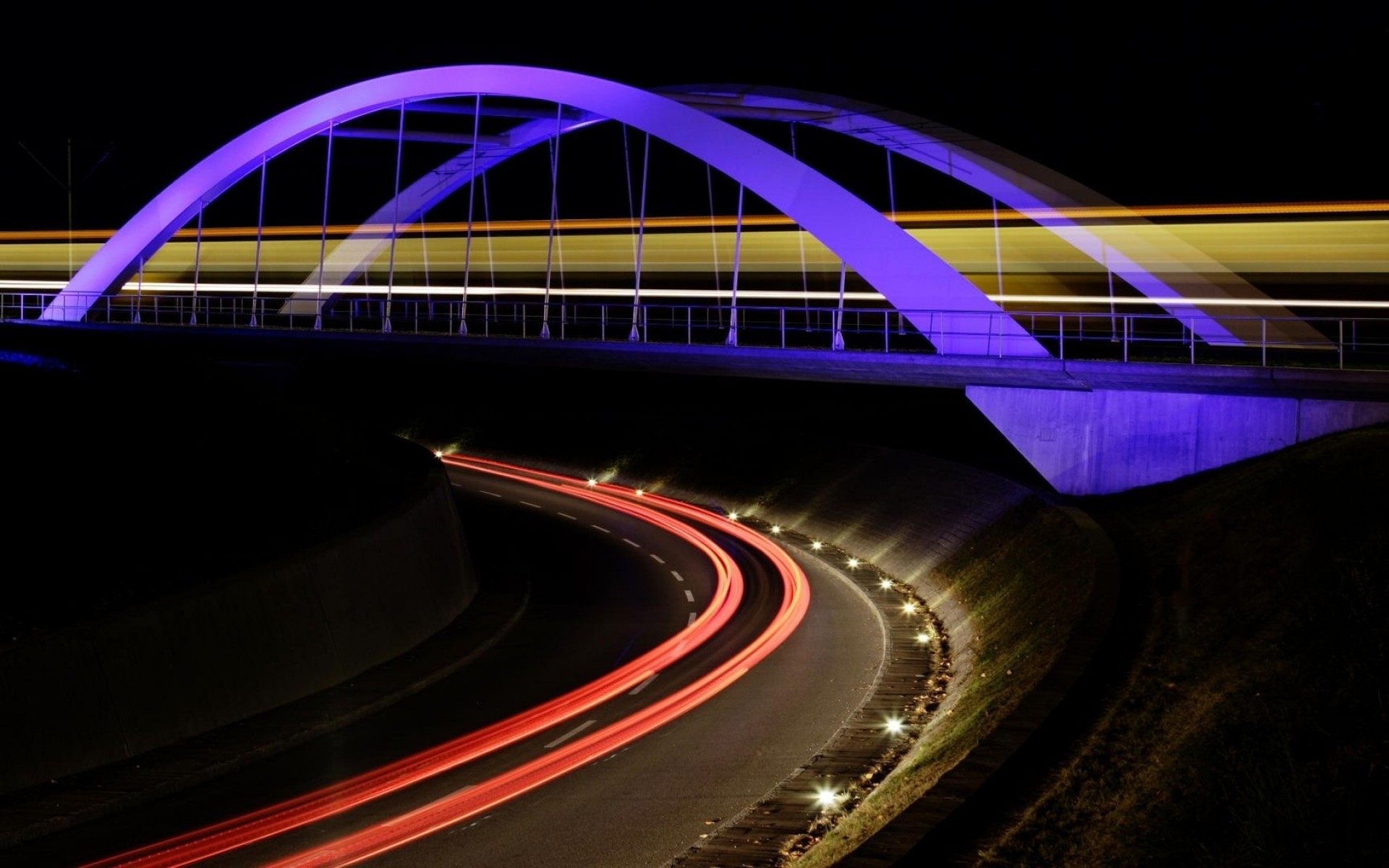 paisagens borrão tráfego sistema de transporte rodovia estrada rápido tráfego moderno velocidade ponte noite tráfego cordas luz noite luz cidade resumo