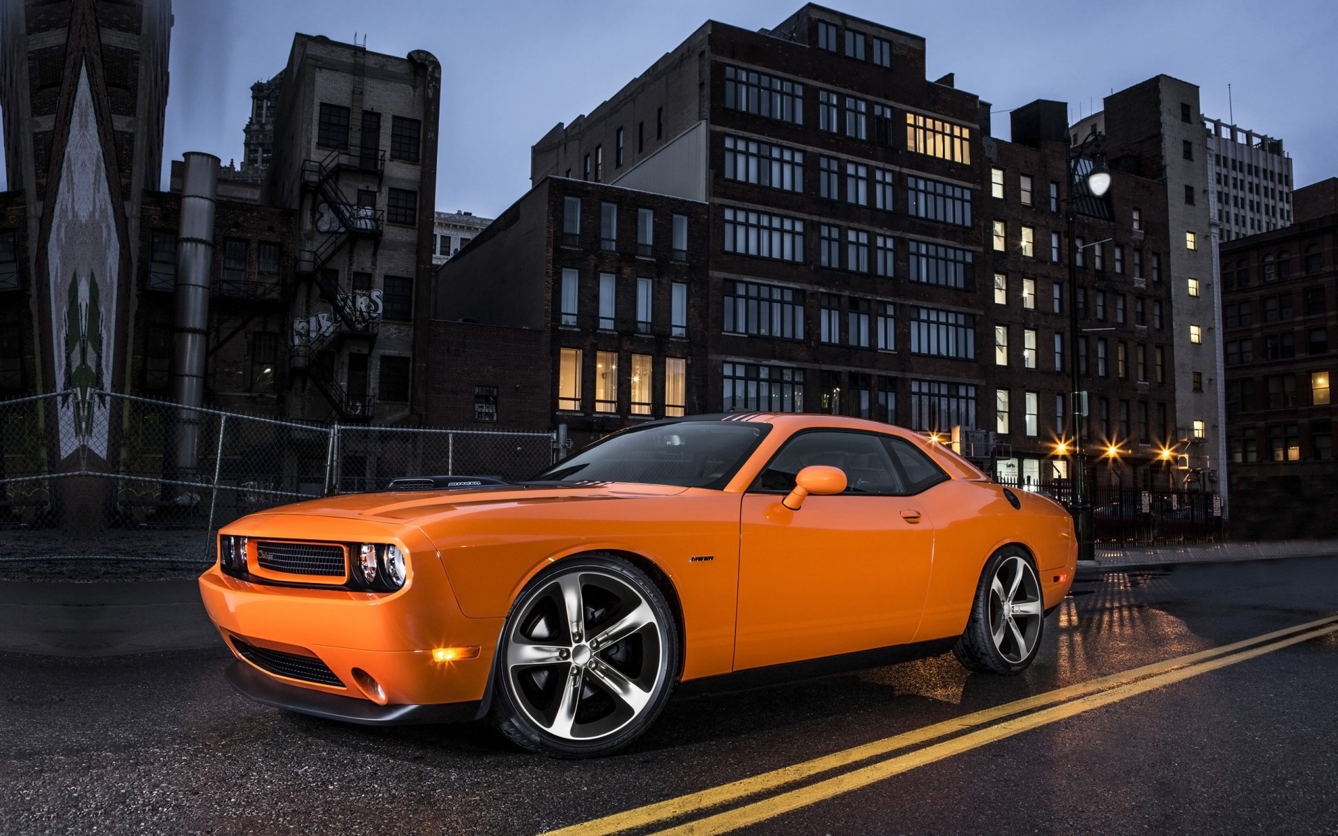 dodge carro carro sistema de transporte calçada estrada rua cidade carro muscular poder desempenho laranja