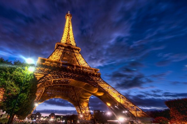 Torre Eiffel contra el cielo azul