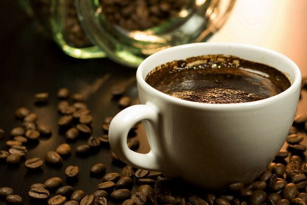 La tazza di caffè sta sui laghi