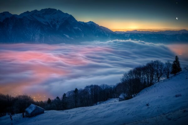 Paisaje invernal con montañas y niebla