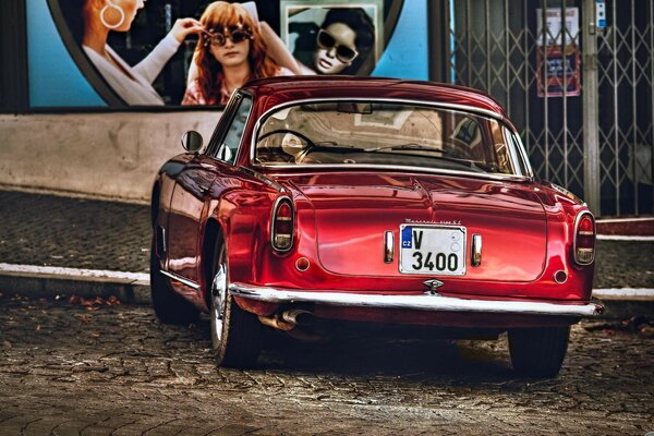 Coche retro rojo en adoquines