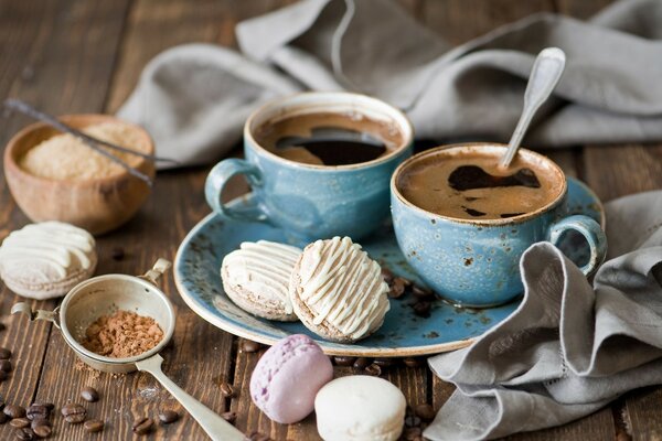 Zwei Tassen Kaffee mit kleinen Marshmallows