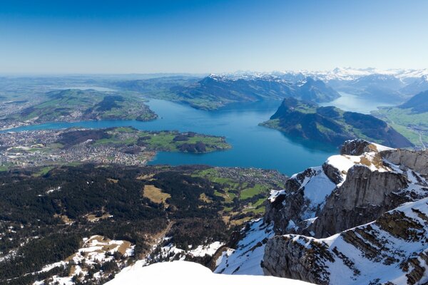 Berge, die den Fluss in der Höhe verschlungen haben