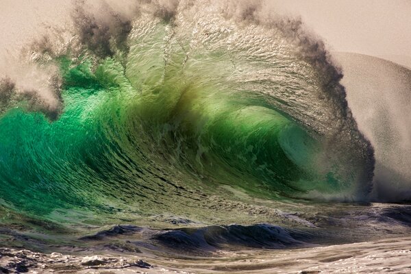 Große Welle der smaragdgrünen Farbe