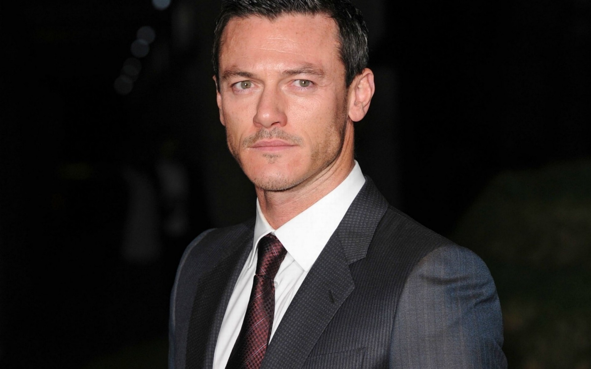 actores retrato hombre solo adulto festival negocio alfombra roja película desgaste luke evans actor