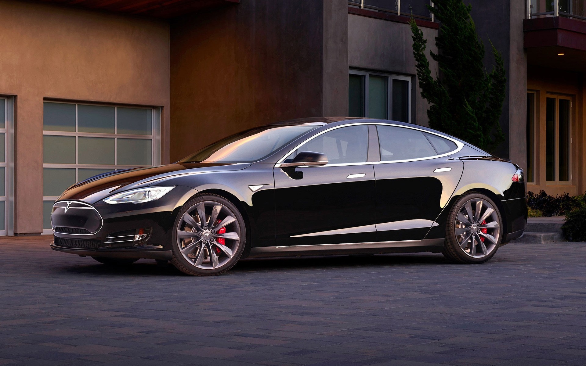 tesla auto auto automobil bürgersteig schwarz coupé räder transportsystem mittags asphalt schnell fahren show limousine tesla model s