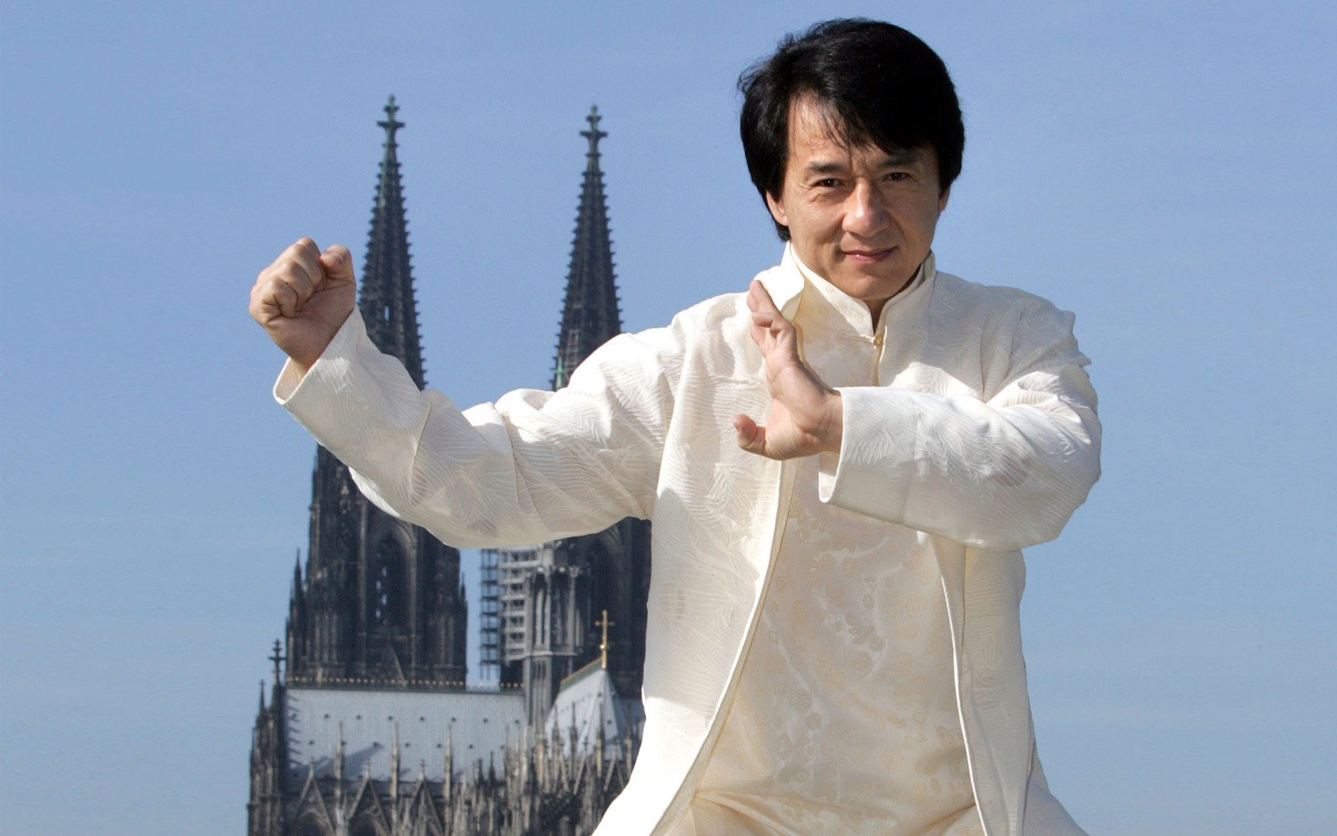 attori all aperto donna da solo adulto uomo cielo velo indossare luce del giorno viaggi ritratto jackie chan