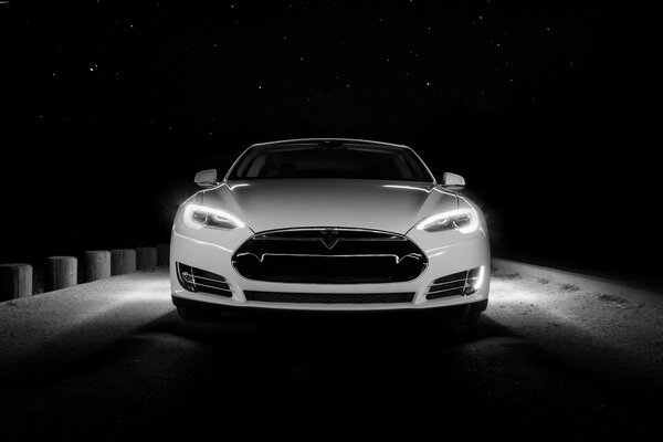 Tesla sur la route de nuit