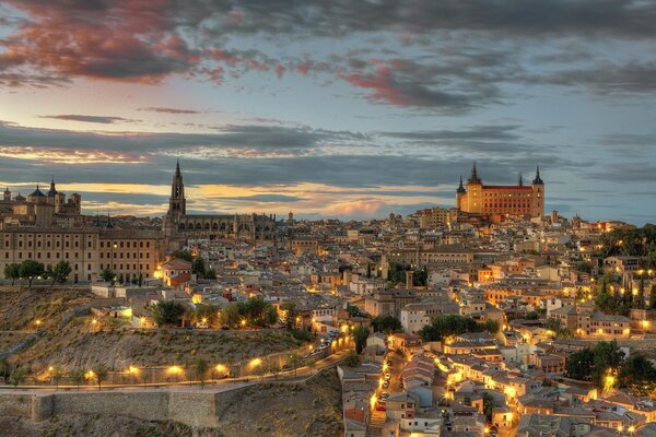 Ein abendliches spanisches Städtchen mit alter Architektur