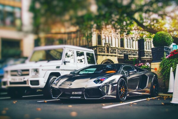 Sokakta güzel bir spor araba. Lamborghini