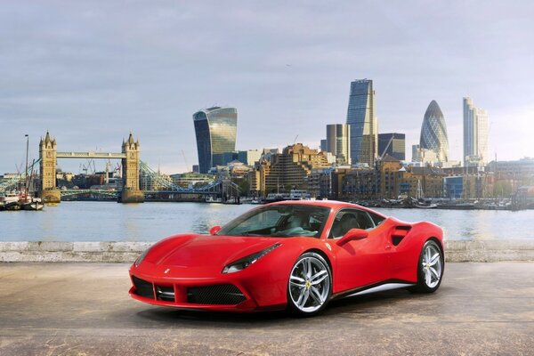 Coche rojo en el fondo de la ciudad