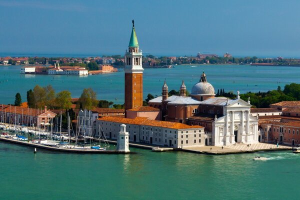 Bella città circondata dall acqua