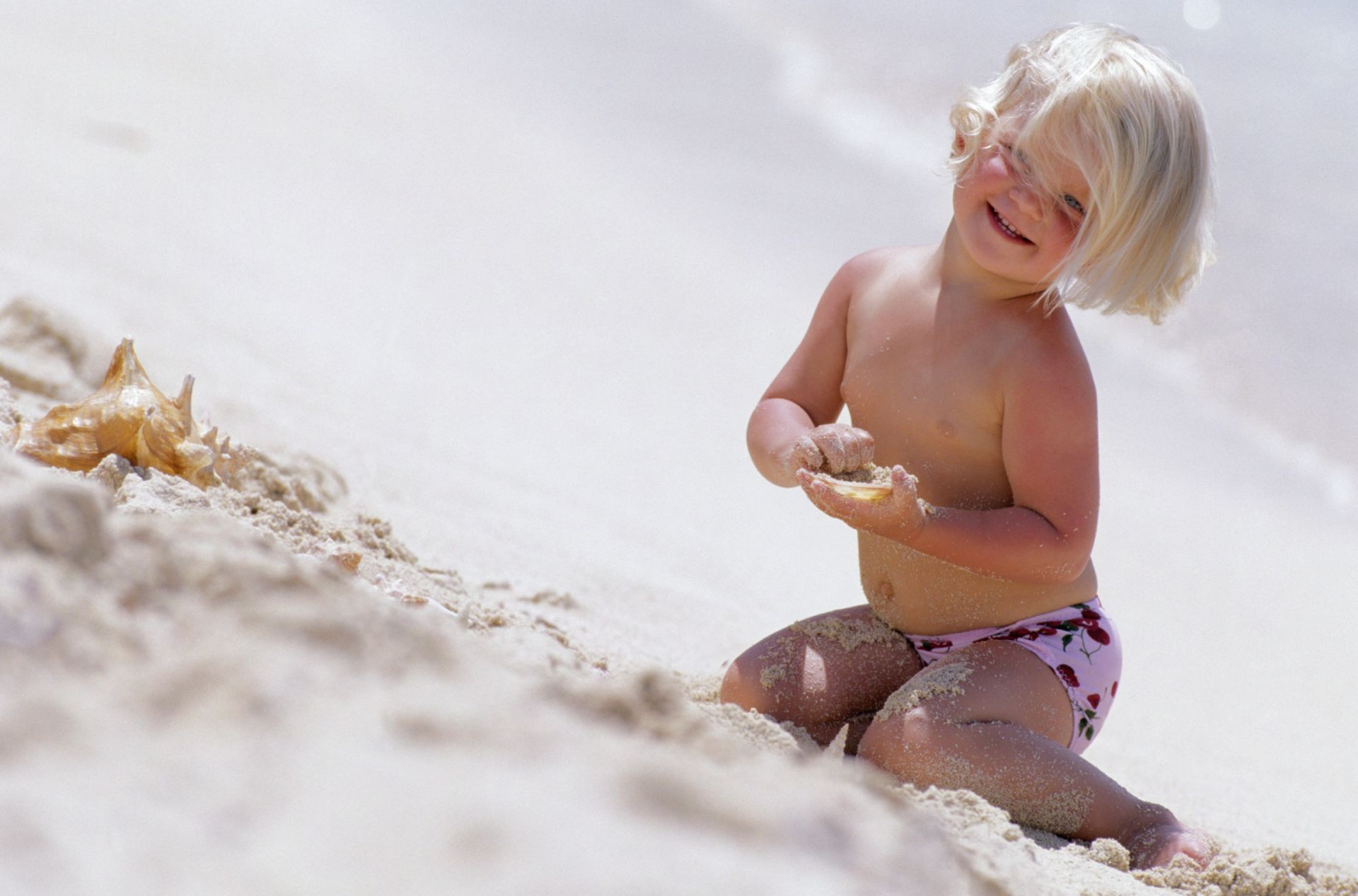 enfants en plein air plage sable enfant en plein air fille nature mer unique été eau mer plaisir beau temps peu vacances hiver neige enfant voyage