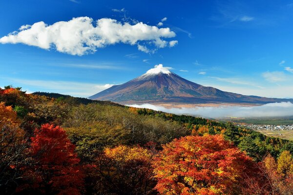 沉睡的火山在秋天是美丽的