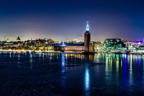 Отражение ночного города в воде