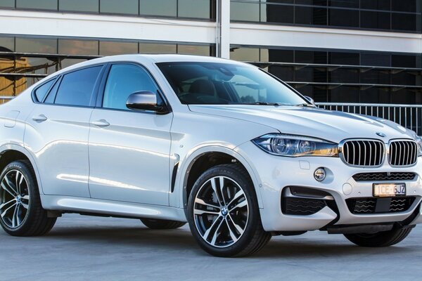 Bmw blanco en las carreteras de la ciudad