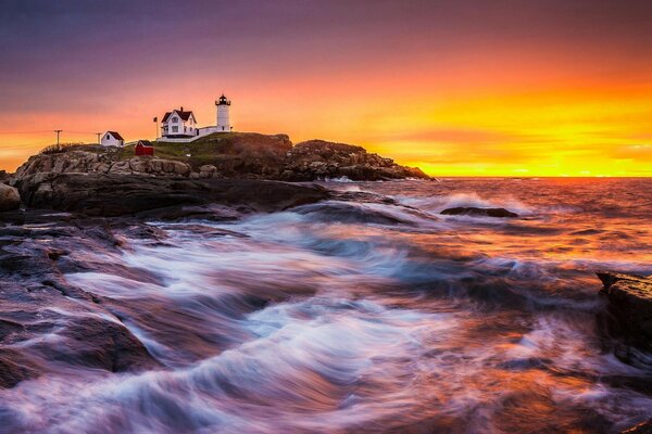 El mar se agita al amanecer del día