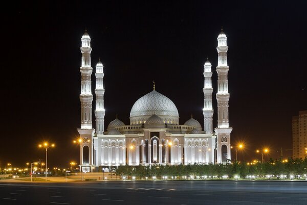 عمل معماري رائع مصنوع يدويا في أشعة غروب الشمس