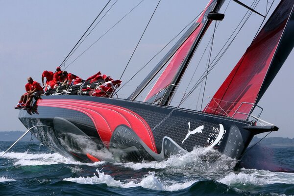 Yacht a vela durante la guida