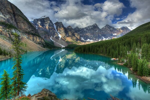 Las montañas y el cielo se reflejan en el agua