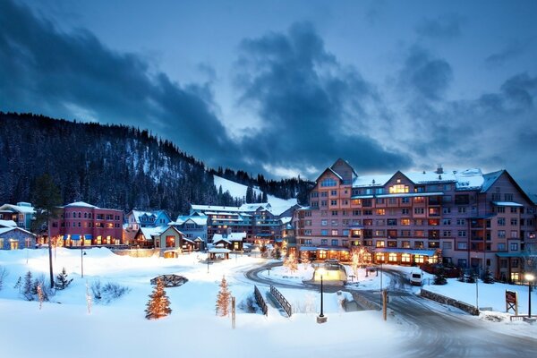 冬天的夜晚在一个白雪复盖的山区度假胜地