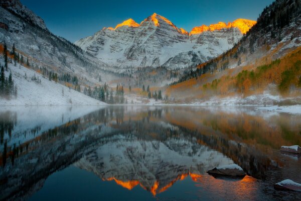 Paisaje de montañas cubiertas de nieve y lagos