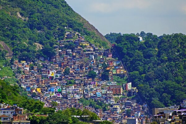 Una ciudad densamente poblada en la ladera