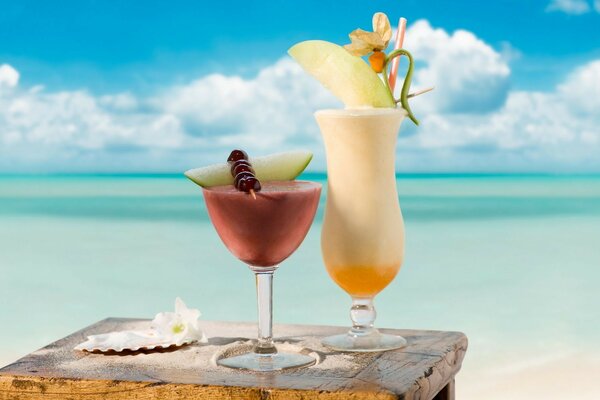 Cocktail tropical sur fond de mer et de soleil