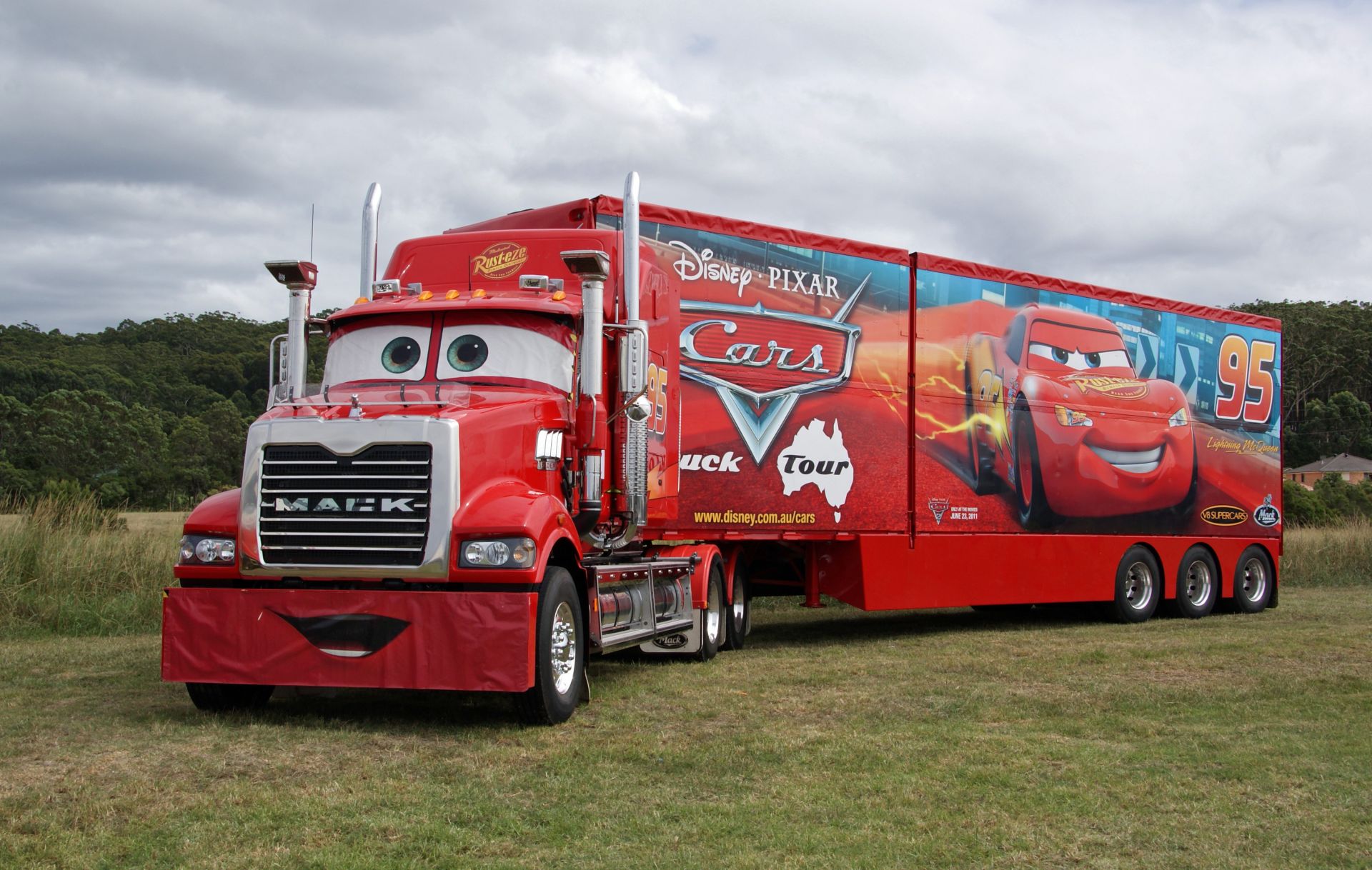 lkw auto transportsystem auto im freien