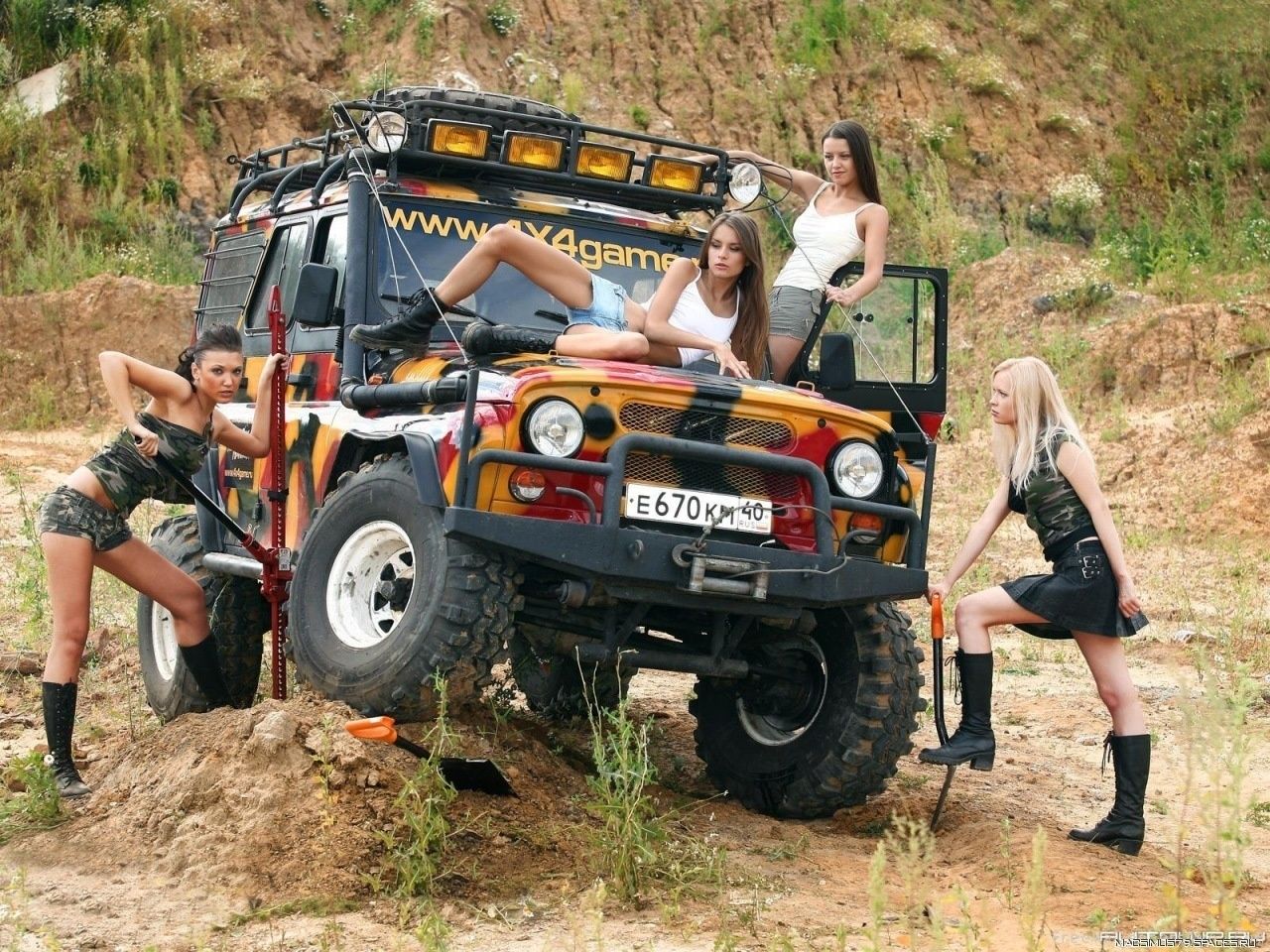 auto e ragazze auto suolo uomo adulto sistema di trasporto auto azione camion strada fango