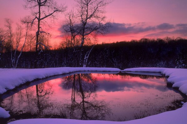 Amanecer en el lago en invierno