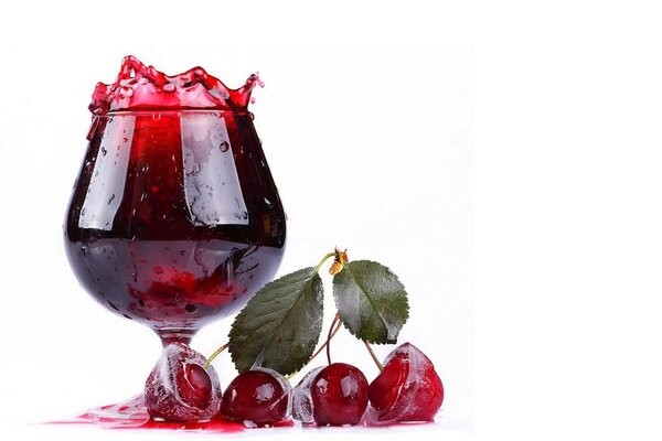 Una Copa de vino y cerezas heladas