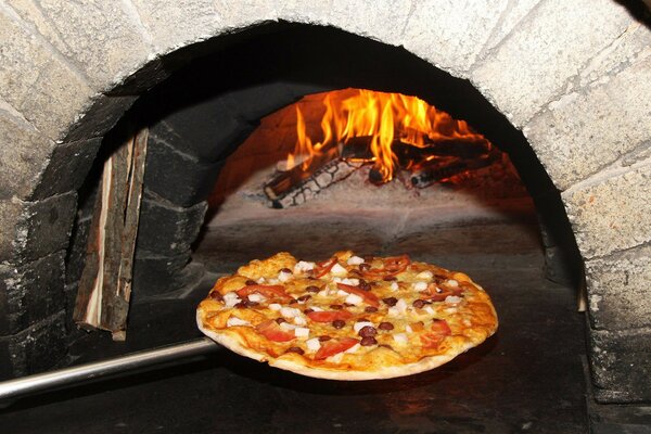 Poner la pizza al horno para cocinar