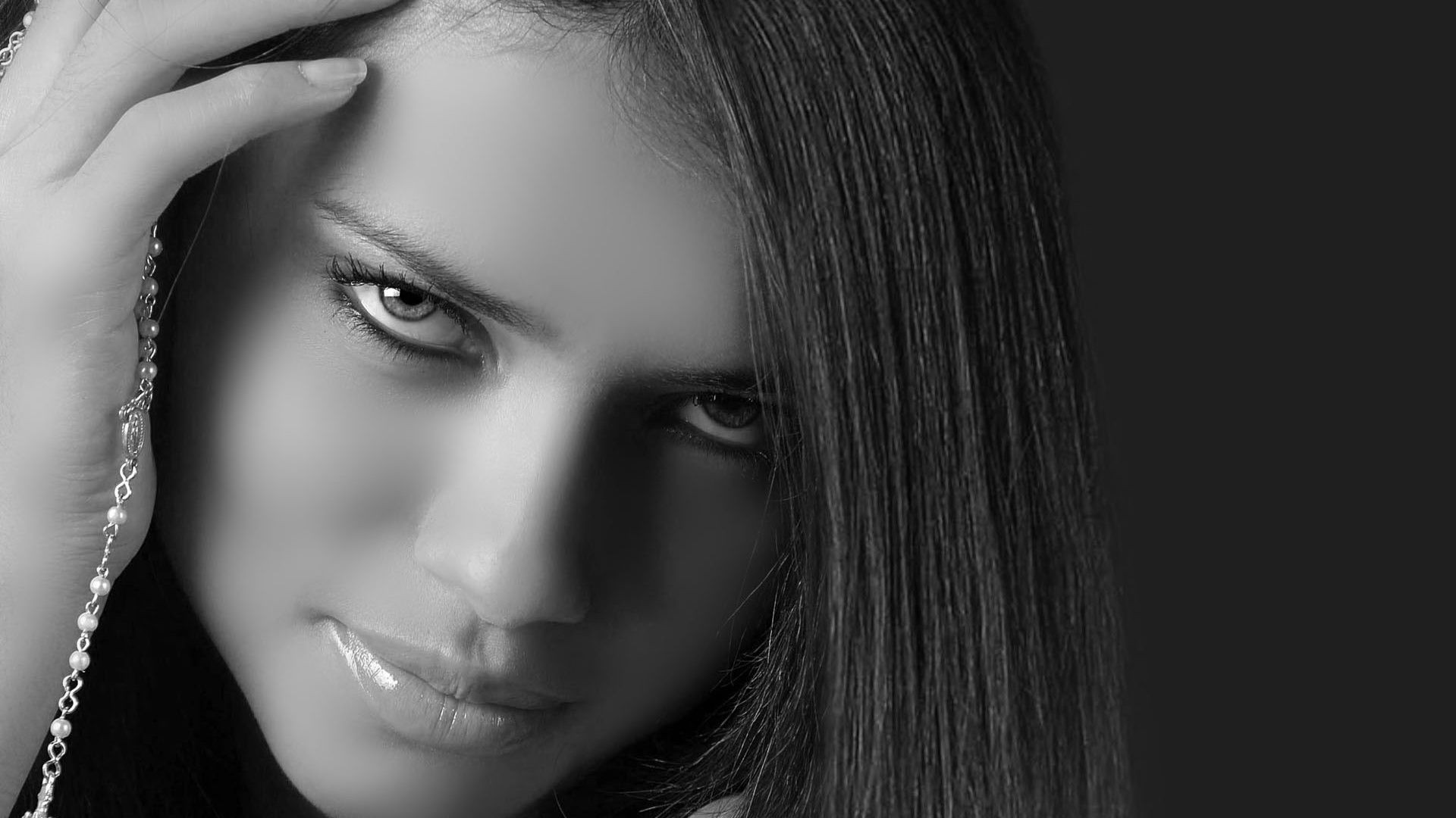 visage et sourire mode femme portrait oeil sexy monochrome glamour fille modèle jolie lèvres cheveux peau sombre nu