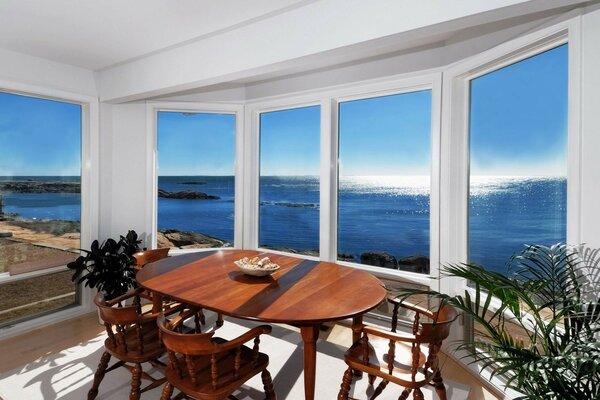 Mesa de comedor frente a la ventana en el ventanal