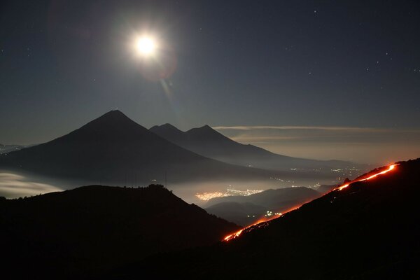 Beau paysage de montagne de nuit