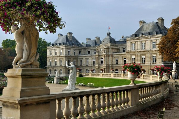 Les statues du jardin vous accueillent