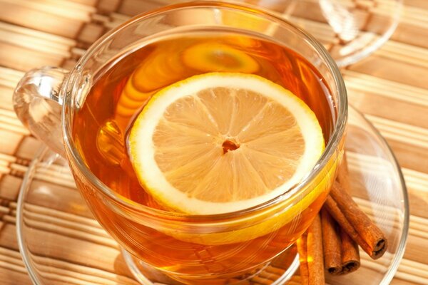 Hermosa imagen de té con limón y palitos de canela