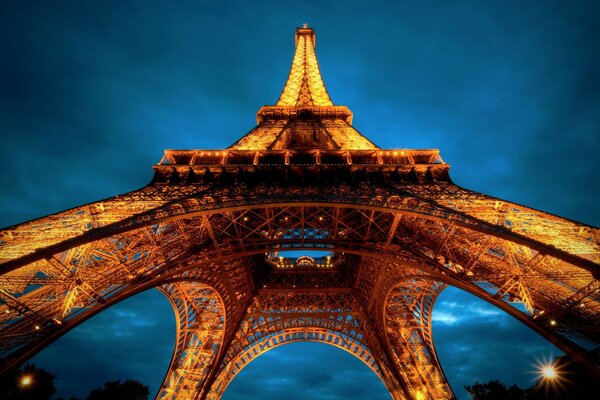 Vista della Torre Eiffel dal basso