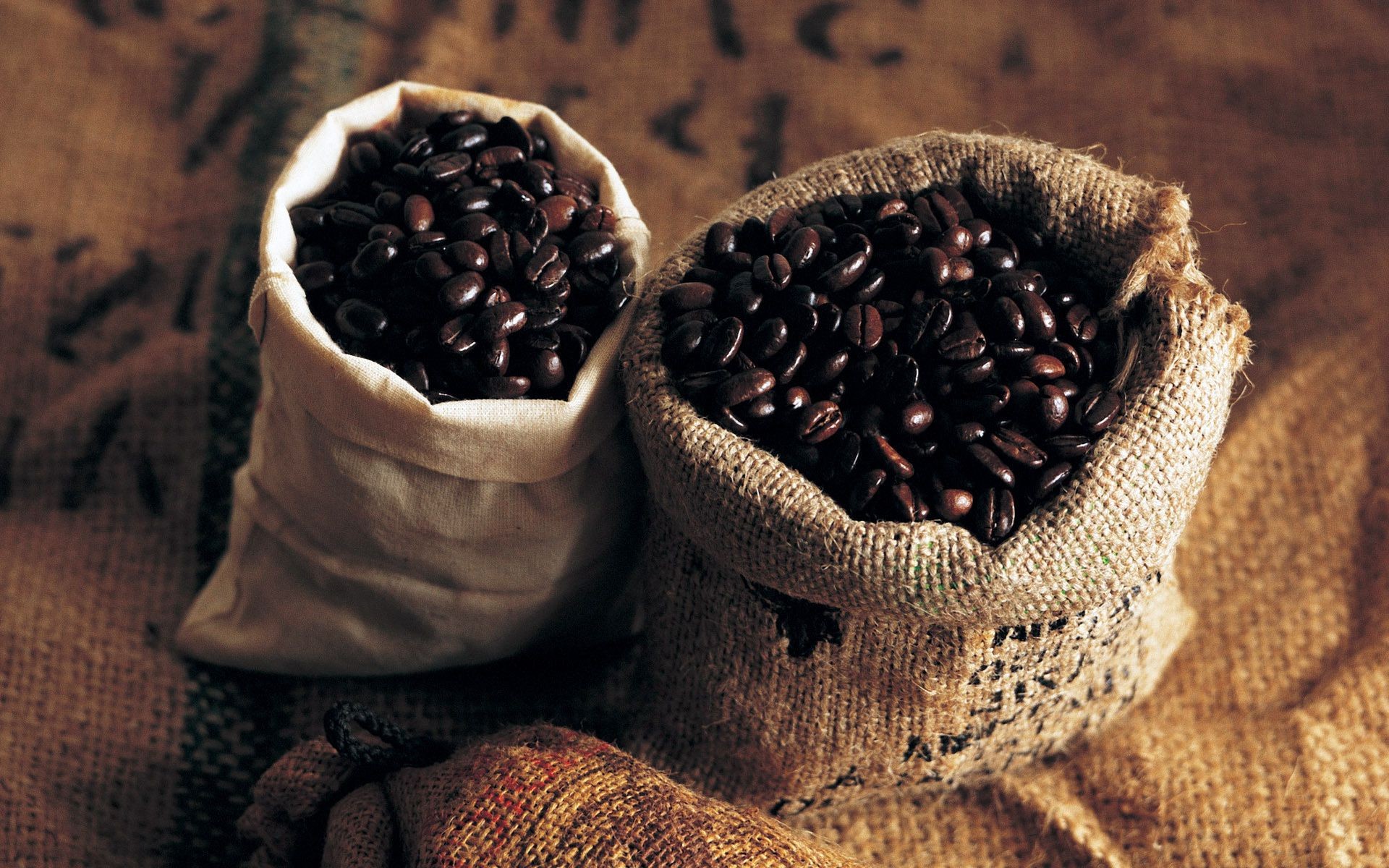 kaffee essen trinken dunkel flocken holz sackleinen stillleben dämmerung bohnen landwirtschaft schließen rustikal aus holz koffein tasse parfüm löffel samen