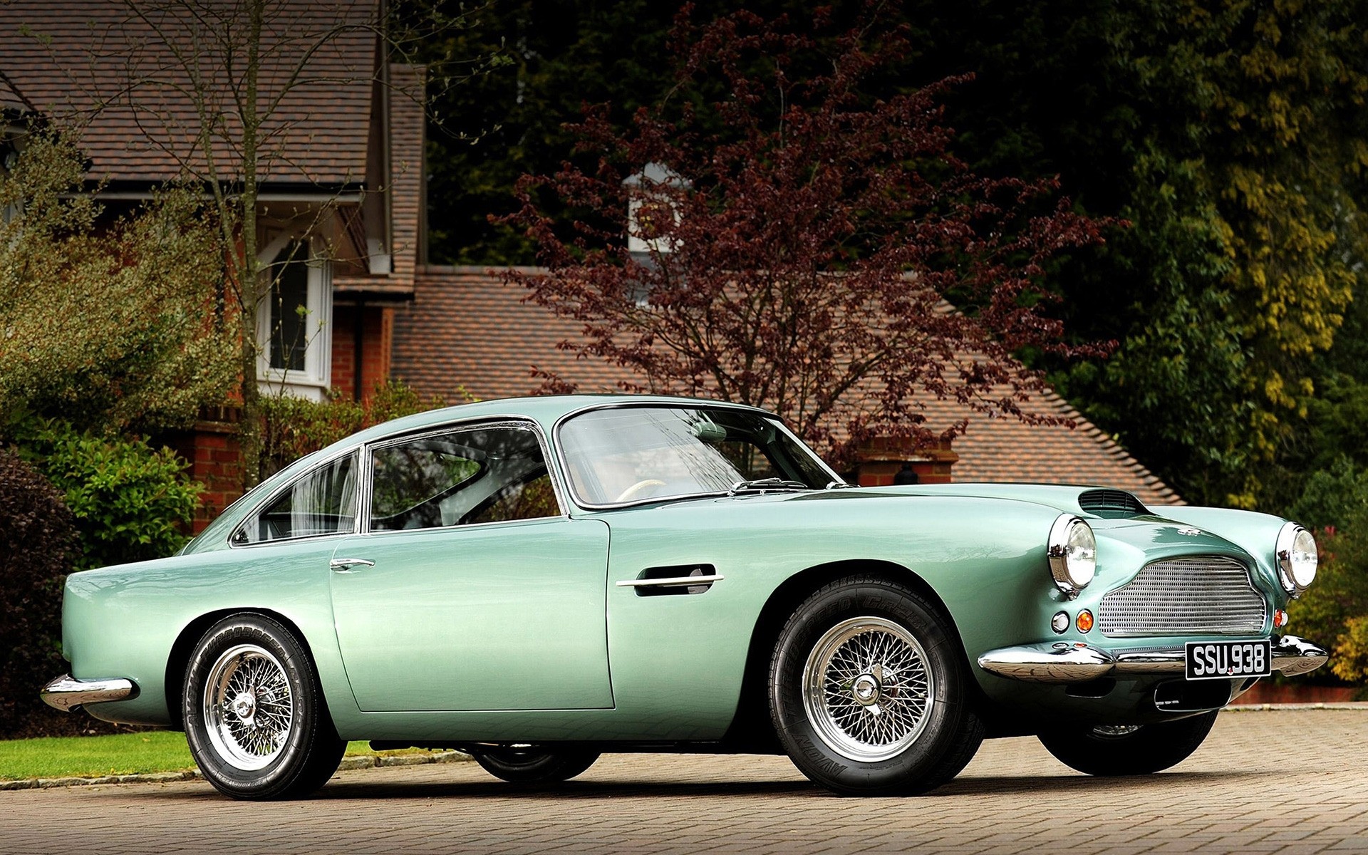 classic / old cars voiture voiture automobile roues système de transport disque coupé asphalte noir capot chaussée classique berline rapide midi chrome aston martin db4