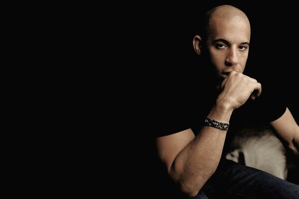 Vin diesel вин дизель актер отыр қараңғы фон адам