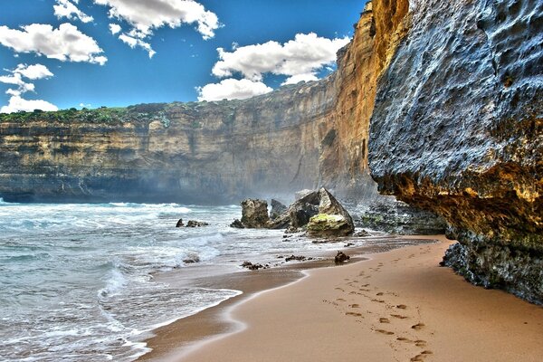 Paisaje de la naturaleza de la playa y los acantilados