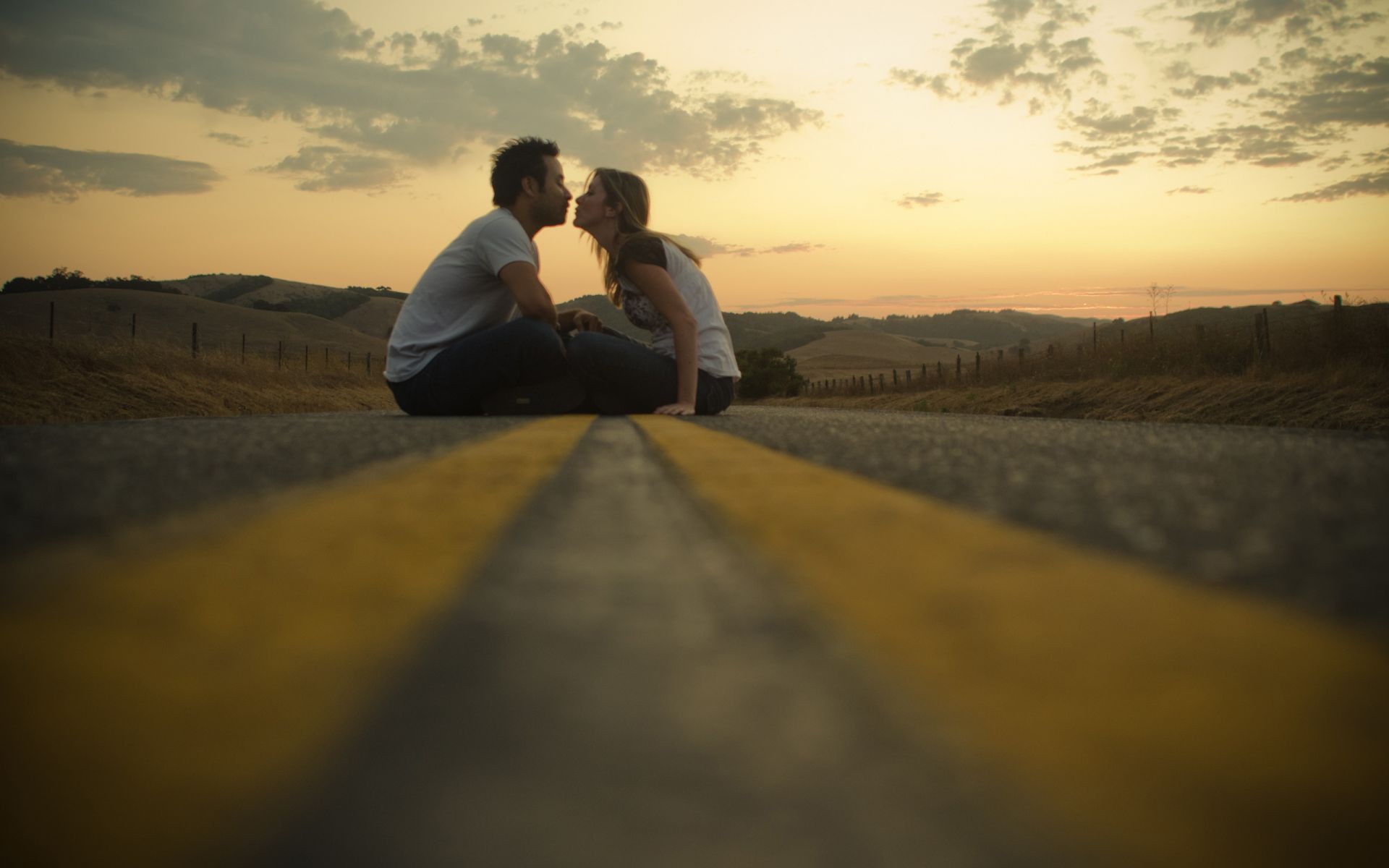 amour et romance coucher de soleil paysage fille lac lumière couple soirée voyage adulte ciel eau plage route amour lumière du jour aube flou deux nature