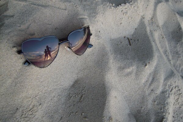 Gafas en el fondo de la playa del mar