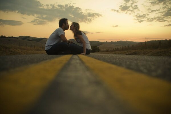 Foto romántica de una pareja de enamorados al atardecer