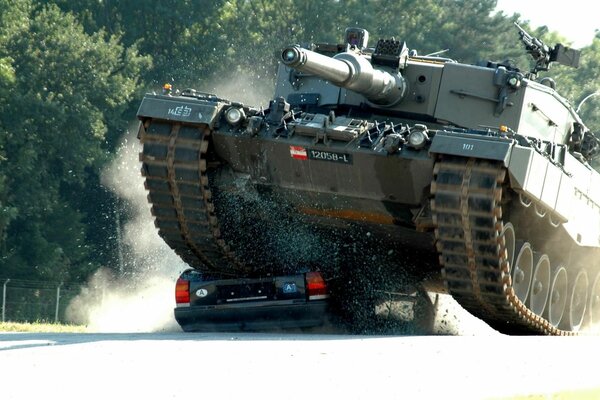 Un tanque aplastó un automóvil