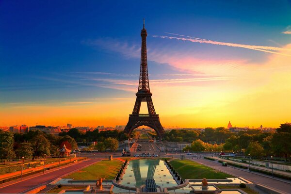 Puesta de sol sobre la torre Eiffel