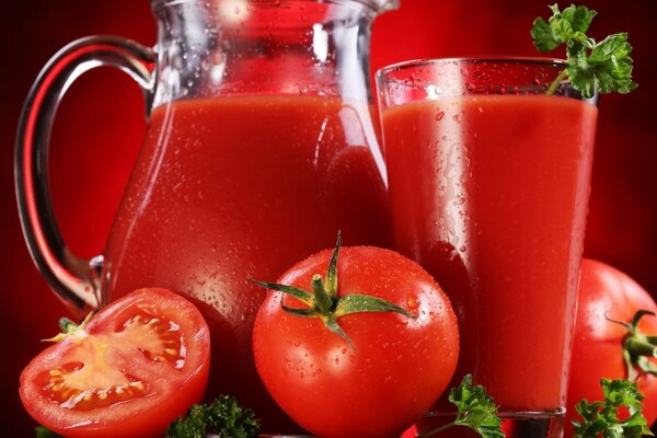 Délicieux jus de tomate dans une carafe